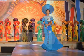 Vietnamese Ao dai shines on Argentinean magazine