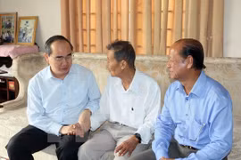 Officials pay New Year visits to localities 
