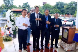Incense offering event commemorates heroic martyrs in Laos
