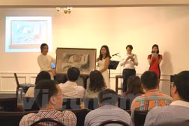 Vietnamese students receive Dong Hanh Singapore scholarships