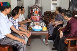 Tet gifts presented to Vietnamese-Cambodian families