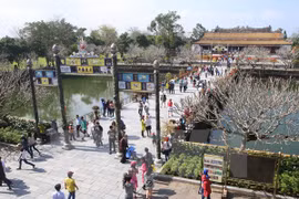 Hue imperial relic site lures thousands of visitors on holiday