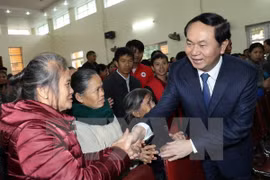 President presents Tet gifts to disadvantaged residents in Nghe An