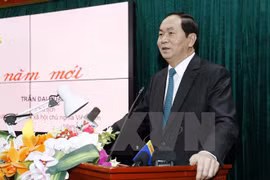 President visits outstanding intellectuals in Hanoi 