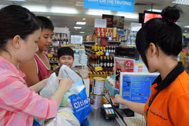 Experts: Cashless economy target too high
