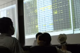 VN stocks fall on energy, bank shares