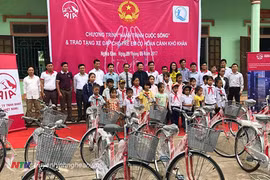 Bicycles presented to poor students in Binh Thuan
