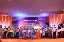 Vietnam-ASEAN Singing Festival in Laos wraps up