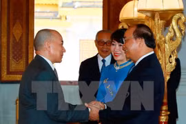Prime Minister tightens amity with Cambodian royal family 