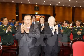 Lao leader talks with former Vietnamese volunteer soldiers