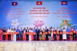 Vietnam, Laos, Cambodia front chiefs meet outstanding students 