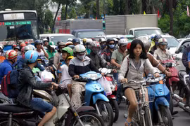 Experts call for more buses, control on cars in HCM City