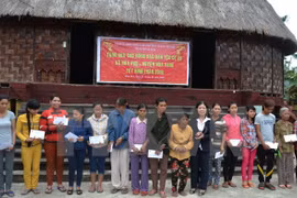 Trade union hands out goodies to needy workers
