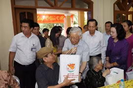 Party chief visits nursing centre for revolutionary contributors
