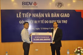 BIDV presents equipment to Hanoi’s Saint Paul Hospital 