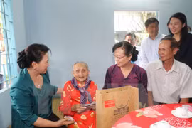 NA leaders present gifts to policy beneficiary families 