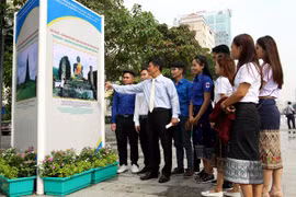 Photo exhibition highlights Vietnam-Laos traditional relations