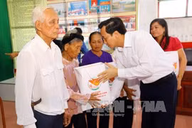 Revolution contributors to receive Tet gifts