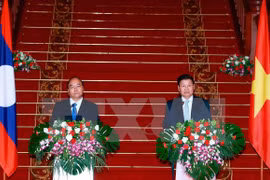 Lao PM urges joint efforts to deepen Vietnam-Laos ties 