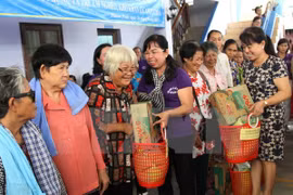 HCM City union grants gifts to poor women, children in Cambodia
