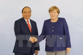 Prime Minister Nguyen Xuan Phuc talks with German counterpart