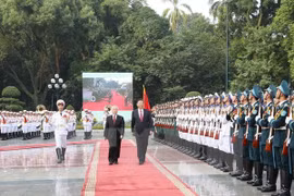 Party chief chairs welcome ceremony for Xi Jinping 