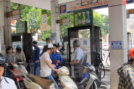 Gasoline prices slightly drop