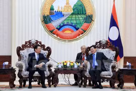 Lao Prime Minister highlights financial cooperation with Vietnam