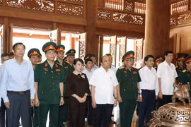 PM offers incense to late President in Hanoi’s outlying district 