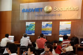 Sacombank arrests drag stock market