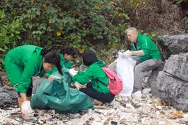 Volunteers clean up Ha Long Bay