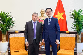 Deputy Minister of Foreign Affairs Do Hung Viet (R) and Ambassador of Bhutan to Thailand and Vietnam Kinzang Dorji. (Photo: VNA)