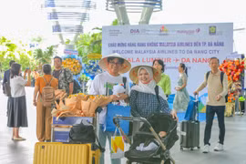 The passengers of Malaysia Airlines' flight MH748 at Da Nang International Airport. (Photo: VNA)