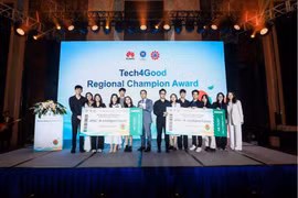The Vietnamese and Cambodian teams both win first prize at the Future Tech4Good Competition. (Photo: Hanoimoi.vn)