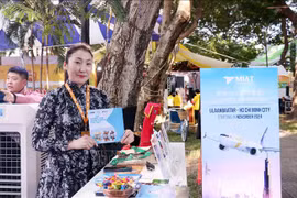 A Mongolian woman introduces her country and its people next to a banner announcing the plan for a direct flight from Ulaanbaatar to Ho Chi Minh City. (Photo: VNA)