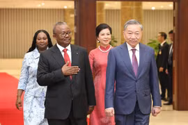Party General Secretary and President To Lam (R), Guinea-Bissau President Umaro Sissoco Embaló and their spouses at the banquet. (Photo: VNA)