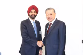 Party General Secretary and State President To Lam (R) and WB President Ajay Banga (Photo: VNA)