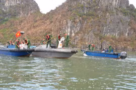 Soldiers collect garbage in Ha Long Bay, Quang Ninh province after Typhoon Yagi. (Photo: baoquangninh.vn)