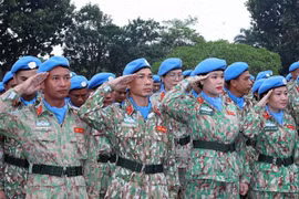 The Engineering Unit Rotation 3 and the Level-2 Field Hospital Rotation 6 pay tribute to fallen soldiers at the Heroic Martyrs' Monument in Hanoi. (Photo: VNA)
