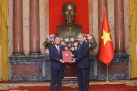 General Secretary of the Communist Party of Vietnam Central Committee and State President To Lam hands over an appointment decision to Vietnamese Ambassador to Laos Nguyen Minh Tam. (Photo: VNA)