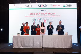 The signing ceremony of memorandum of understanding on training cooperation (Photo: VNA)