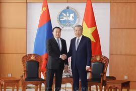 General Secretary of the Communist Party of Vietnam Central Committee and State President To Lam (R) and Mongolian Chairman of the Parliament Dashzegve Amarbayasgalan in a meeting on September 30 (Photo: VNA) 