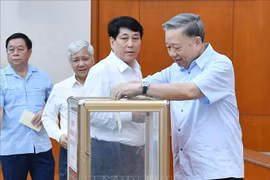 Party General Secretary and State President To Lam and other officials raise fund in support of storm victims. (Photo: VNA)