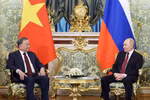Party chief holds a brief meeting with Russian President