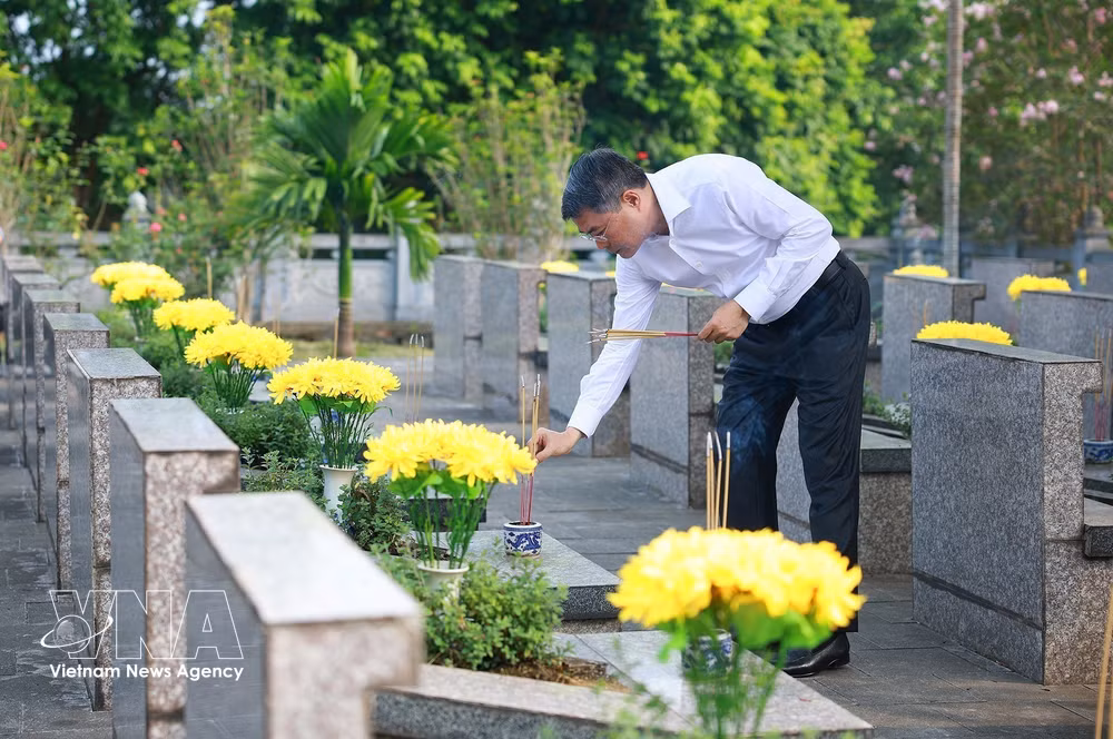 Prime Minister Le Minh Hung offers flowers and incense at the provincial Martyrs' Cemetery in tribute to fallen soldiers on July 14, 2026. (Photo: VNA)