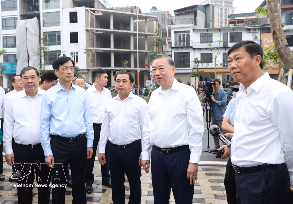 General Secretary and President To Lam inspects the Ring Road 1 project in Hanoi's O Cho Dua ward on October 10, 2026. (Photo: VNA)