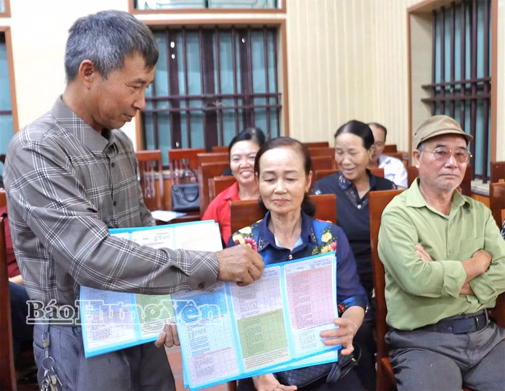 Leaflefts are distributed to local residents as part of a communication campaign on the Law on Domestic Violence Prevention and Control in Bac Dong Hung commune. (Photo: Hung Yen Newspaper)
