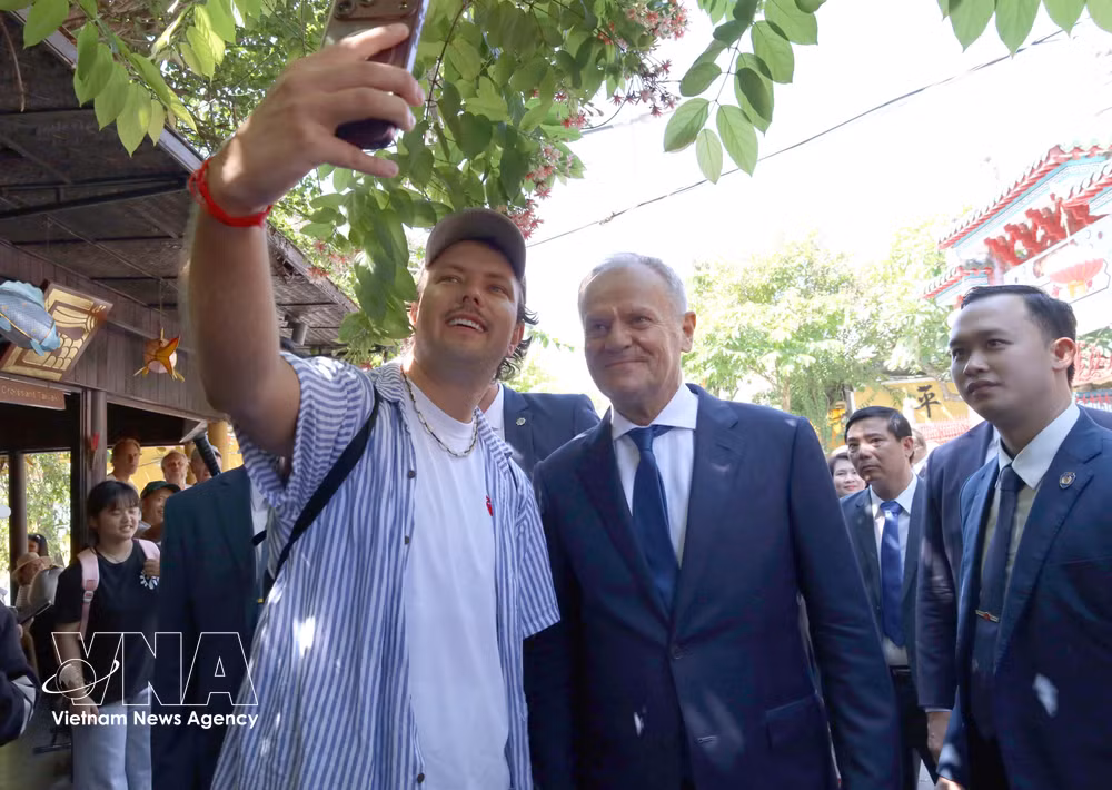 vnanet_potal-thu-tuong-ba-lan-donald-tusk-tham-va-giao-luu-voi-nguoi-dan-pho-co-hoi-an-9109531.jpg