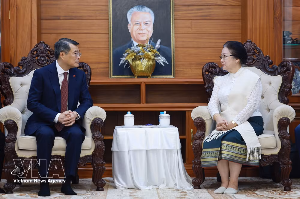 Prime Minister Le Minh Hung meets with Viphavanh Phomvihane, the spouse of late President of the Lao National Assembly Xaysomphone Phomvihane, on October 9, 2026. (Photo: VNA)