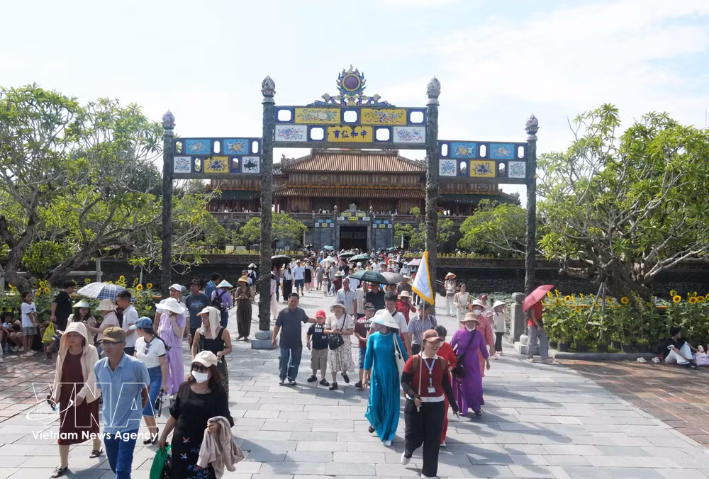 vnanet_potal-dong-dao-du-khach-tham-quan-dai-noi-hue-trong-ngay-le-quoc-khanh-8998322.jpg